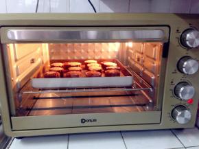 月饼表面刷一层水，放入提前预热到170度的东菱K38B烤箱内中层，烘烤10分钟即可