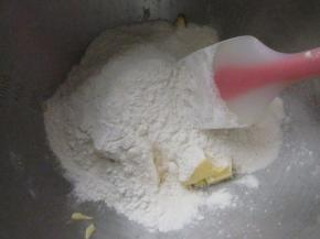 把黄油里加入低筋面粉。