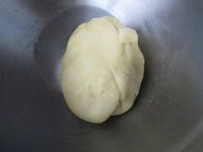 抓成团，入冰箱冷藏约30分钟。