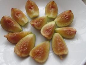 把无花果切块。