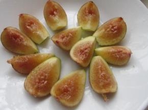 把无花果切块。