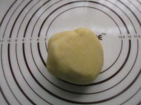 从冰箱拿出面团。