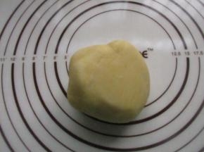 从冰箱拿出面团。