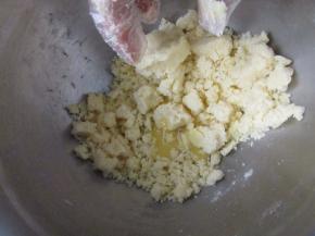 用手搓匀，倒入蛋液。