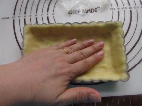 把面团稍擀放进模具，直接用手按开，均匀的铺满模具。