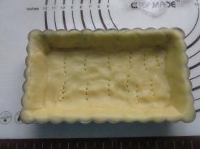 用叉子扎上空，入烤箱200度烤5分钟。