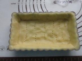 用叉子扎上空，入烤箱200度烤5分钟。