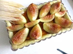 拿出把无花果上面刷蜂蜜即可享用。