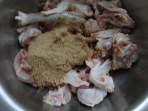 仔鸡剁成块，加入孜然烤肉料。