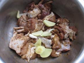 再加入姜片拌匀，腌渍约1小时。