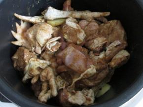 上面倒入腌渍好的鸡块。
