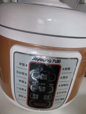 启动电压力煲鸡鸭肉键即可，可是一点水都不放的哦。