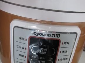 启动电压力煲鸡鸭肉键即可，可是一点水都不放的哦。