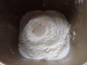 所有除黄油以外的材料放入面包机桶。