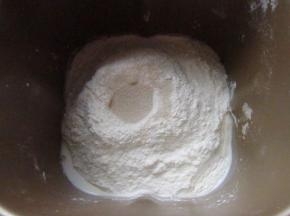 所有除黄油以外的材料放入面包机桶。
