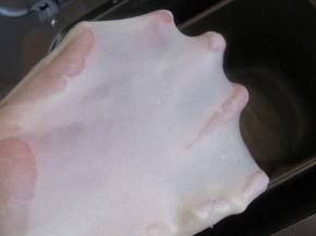 揉成团后加入黄油，揉出手套膜。