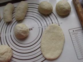 把发酵好的面团拿出，分成小剂子，擀开。