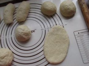 把发酵好的面团拿出，分成小剂子，擀开。