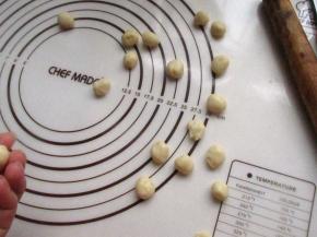 留一些面团揉成小球。