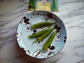 将秋葵洗干净后用盐水泡8分钟。