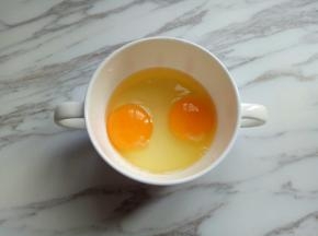 将鸡蛋打入碗中。