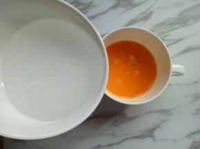 加入温水(一定是温水，可以用凉白开水加入开水调试出温水)