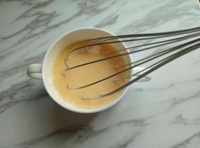 用手动打蛋器打散，至均匀，