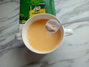 加入鸡粉提鲜。(根据个人口味，可以不放。)