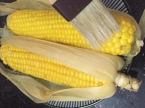 出炉后刷上淡盐水，便可食用。
