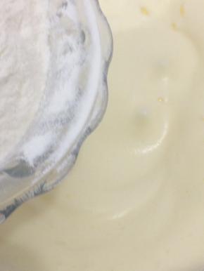 将低筋面粉分几次加入蛋糊中拌匀