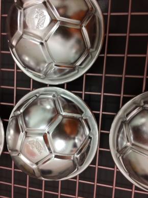 烤好拿出倒扣在烤网上晾凉