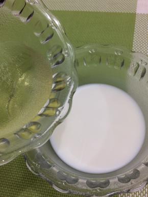 将油倒入牛奶中搅拌均匀