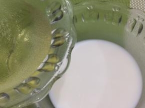将油倒入牛奶中搅拌均匀