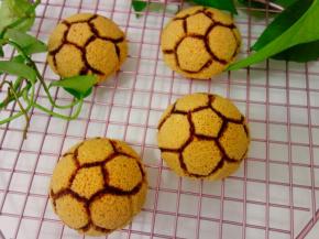 上面挤上熔化的巧克力，然后在足球蛋糕上划出纹路上即可