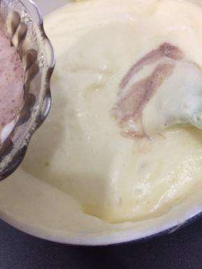 将可可粉液加入蛋糊中切拌均匀