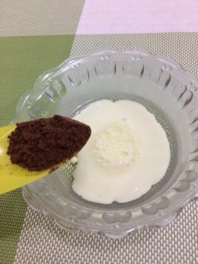 在将可可粉倒入