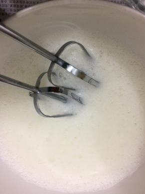 蛋清中分三次加入糖