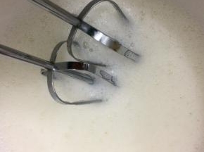蛋清中分三次加入糖