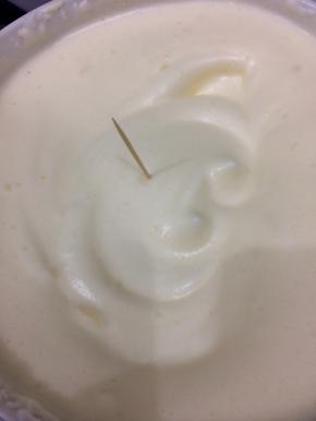 搅拌好的蛋糊用牙签试一下，使牙签能立住为止