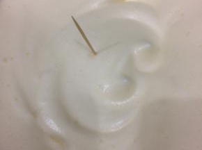 搅拌好的蛋糊用牙签试一下，使牙签能立住为止