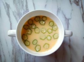 把切好的秋葵片轻轻的摆放再蛋液上。