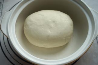 1.面粉加适量凉水揉成柔软的面团，饧15分钟再揉，面团如图一样光滑滋润；