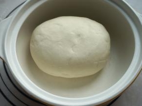 1.面粉加适量凉水揉成柔软的面团，饧15分钟再揉，面团如图一样光滑滋润；