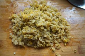 3.酸菜用水冲洗一遍，攥去多余水分，剁碎；可以用超市现成的酸菜，也可以冬天的酸菜咱用真空机包装起来放冰箱里，这样一年四季随时能吃上了；