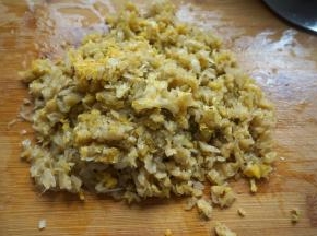 3.酸菜用水冲洗一遍，攥去多余水分，剁碎；可以用超市现成的酸菜，也可以冬天的酸菜咱用真空机包装起来放冰箱里，这样一年四季随时能吃上了；