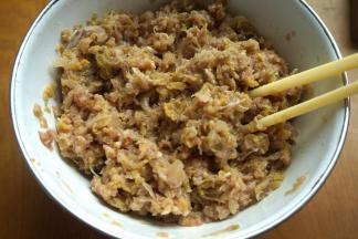 4.酸菜和肉馅混合均匀；