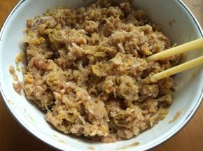 4.酸菜和肉馅混合均匀；