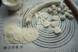 5.面团取出放在揉面垫上，搓成细长条，切成大小均匀的剂子，擀成边缘略薄中间稍厚的圆皮；