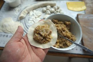 6.取适量馅放在圆皮上；