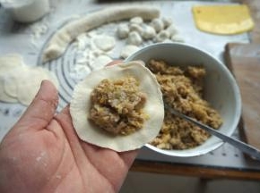 6.取适量馅放在圆皮上；